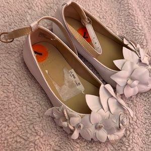 White dress flower on top